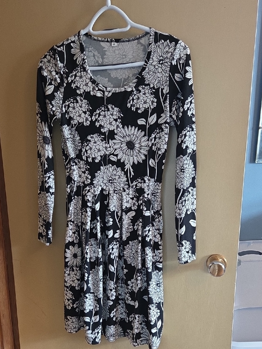☀️ 3/$15 - Black, knee length dress with white flowers (unbranded) Size XS